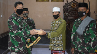 Kasrem 042/Gapu Serahkan Zakat Fitrah kepada Panitia Zakat