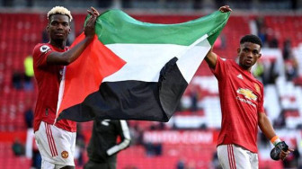 Sambut Suporter, Pogba dan Amad Diallo Kibarkan Bendera Palestina