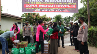 Ibu-Ibu Bhayangkari Jambi Bantu Pasien Covid-19 di Zona Merah