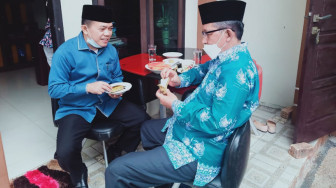Tunjukkan Keakraban, Haris - Sani Sarapan Pisang Rebus dan Kopi