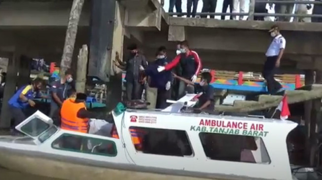 Sulit Berobat Lewat Jalur Air ? Tenang…. Ada Ambulans Air