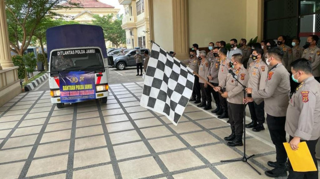 Polisi Salurkan Bantuan untuk Korban Kebakaran Mendahara
