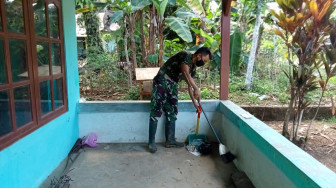 Kopda Ahmad Doni Rajin Bersihkan Lingkungan dan Peralatan Kerja