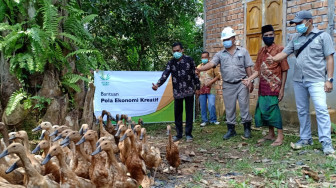 Dukung Ekonomi Kreatif Desa, Asian Agri Bagikan Bebek Bagi Kaum Dhuafa