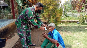 Sebelum Merangkai Besi MCK, Anggota TNI Pasangkan Masker ke Warga