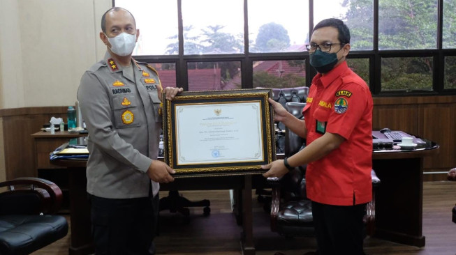 Polda Jambi Terima Penghargaan Pengendalian Karhutla dari Menkopolhukam