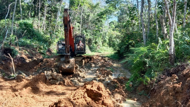 Terobos Bukit di Merangin, Tentara Menjawab Harapan Warga