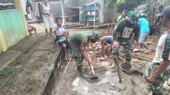 Satgas TMMD 111 Bersama Warga Mengolah Pasir dan Semen