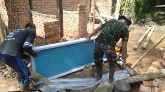 Satgas TMMD 111 Kodim Sarko Cek Pintu MCK Madrasah