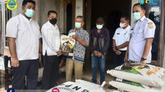 Sekda Tanjabtim Salurkan Bantuan Korban Kebakaran