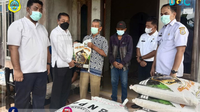 Sekda Tanjabtim Salurkan Bantuan Korban Kebakaran