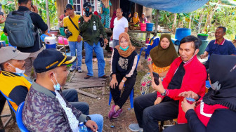 Kunjungi Korban Kebakaran Mendahara, Edi Purwanto Video Call dengan Mensos Risma