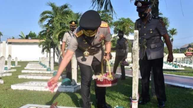 HUT Bhayangkara ke-75, Polda Jambi Tabur Bunga di Makam Pahlawan