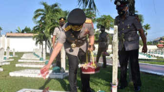 HUT Bhayangkara ke-75, Polda Jambi Tabur Bunga di Makam Pahlawan