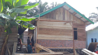 Dinding Rumah Salah Satu RTLH di Lokasi TMMD Sudah Mulai Dipasang Papan