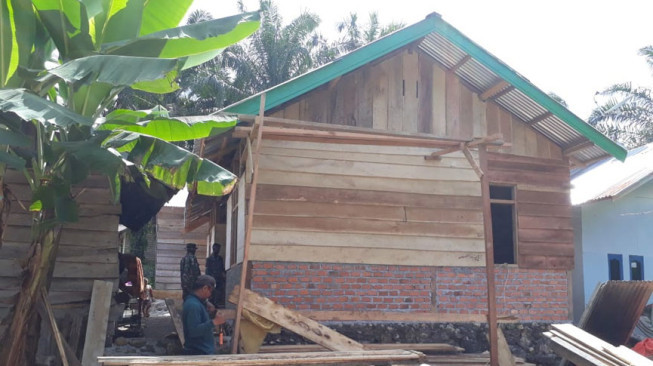 Dinding Rumah Salah Satu RTLH di Lokasi TMMD Sudah Mulai Dipasang Papan
