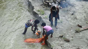 Sungai Gangga Banjir, Ratusan Mayat Covid Mengambang