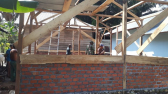 Satgas Pra TMMD Bersama Warga Ratakan Tanah Sisa Galian RTLH