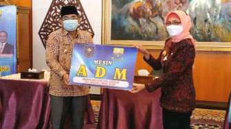 Anwar Sadat Terima Hibah Mesin Dukcapil