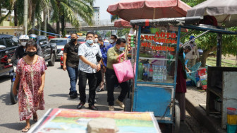 Bagikan Paket Sembako, Gubernur Minta PKL Taat Prokes