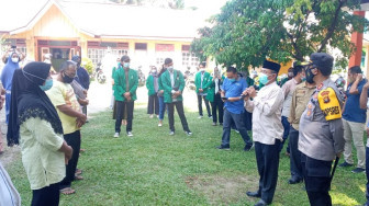 Plt Bupati Merangin Salurkan Bansos Beras PPKM
