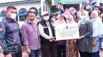 Anwar Sadat Serahkan Bantuan Korban Kebakaran Mendahara Tengah