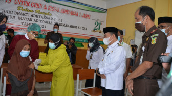 Tengok Siswa Adhyaksa Disuntik Vaksin, Haris: Menurut Perintah Pak Presiden..