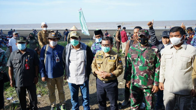 Danrem Garuda Putih Dampingi Gubernur Jambi Dialog dengan Petani Pinang