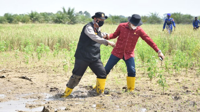 Tinjau Taman Nasional Berbak, Ketua DPRD Masuk Lumpur