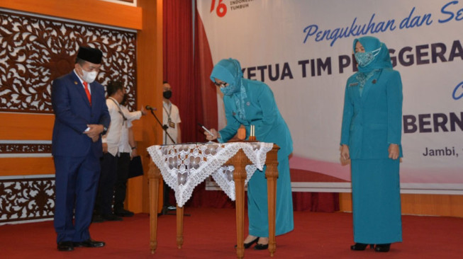 Hesnidar Resmi Pimpin TP PKK Provinsi Jambi