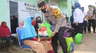 Kapolda Serahkan Paket Sembako Covid-19 di Seponjen