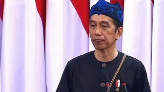 Jokowi Pakai Baju Badui, Rukka: Cuma Bungkus Gula-gula, Wataknya Tak Berpihak..