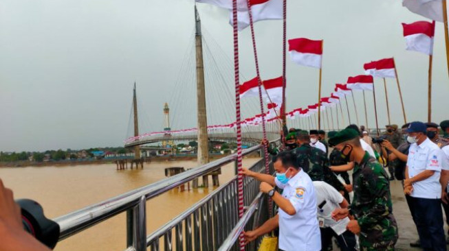 Seribu Bendera Merah Putih Berkibar di Jembatan HBA