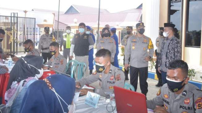Warga Antusias Ikut Vasinasi Ditpolairud Polda Jambi