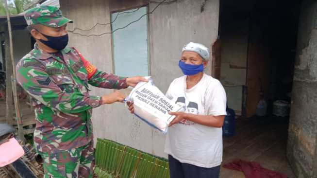 Berkah HUT ke-76 Kemerdekaan, Warga Tanjabtim Terharu Dapat Bantuan Beras