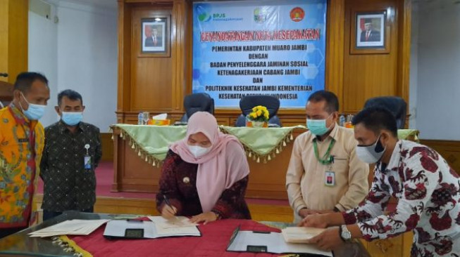 Bupati Masnah Serahkan Bantuan Beasiswa