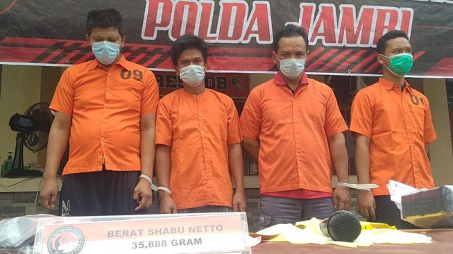 Ayah dan Anak Jual Sabu, Punya Senpi dan Motor Patroli