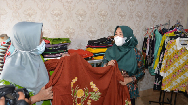 Hj Hesti Haris Apresiasi Inovasi Rumah Produksi Batik Bersama