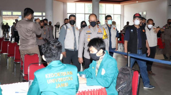 Kapolda Tinjau Vaksinasi Massal di Unja
