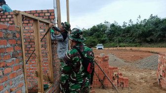 Satgas TMMD 112 dan Warga Mulai Pasang Kusen Rumah Guru Honor