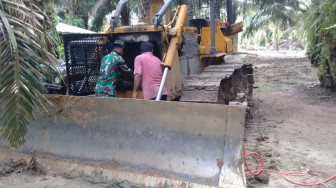 Personil Satgas TMMD 112 Kodim 0416/Bute Bantu Operator Perbaiki Alat Berat