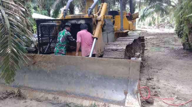 Personil Satgas TMMD 112 Kodim 0416/Bute Bantu Operator Perbaiki Alat Berat