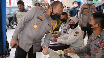 Kapolda Tinjau Vaksinasi Massal di STKIP Muhammadiyah Muara Bungo
