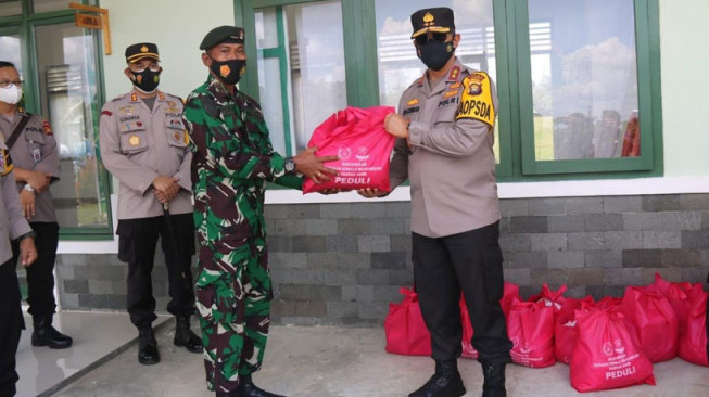 Kapolda Berbagi Sembako dengan Tentara dan Polisi