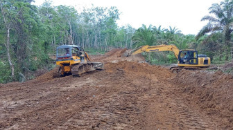 Operator Alat Berat Senang Bergabung dengan Satgas TMMD