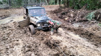Terjebak di Jalan Berlumpur, Satgas Tetap Tunaikan Bakti TMMD Membangun Negeri