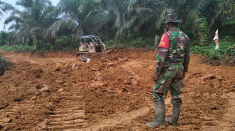 Satgas TMMD 112 Terus Awasi Alat Berat Kerjakan Pembuatan Jalan