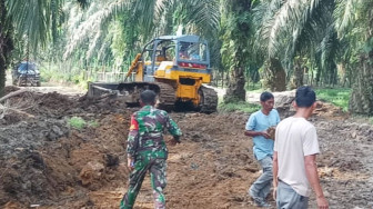 Tak Kenal Lelah, Satgas TMMD 112 Awasi Alat Berat