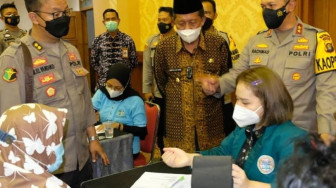 Ribuan Siswa SMA dan SMP Divaksin