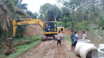 Warga Ikut Bantu Satgas TMMD Pasang Gorong-gorong